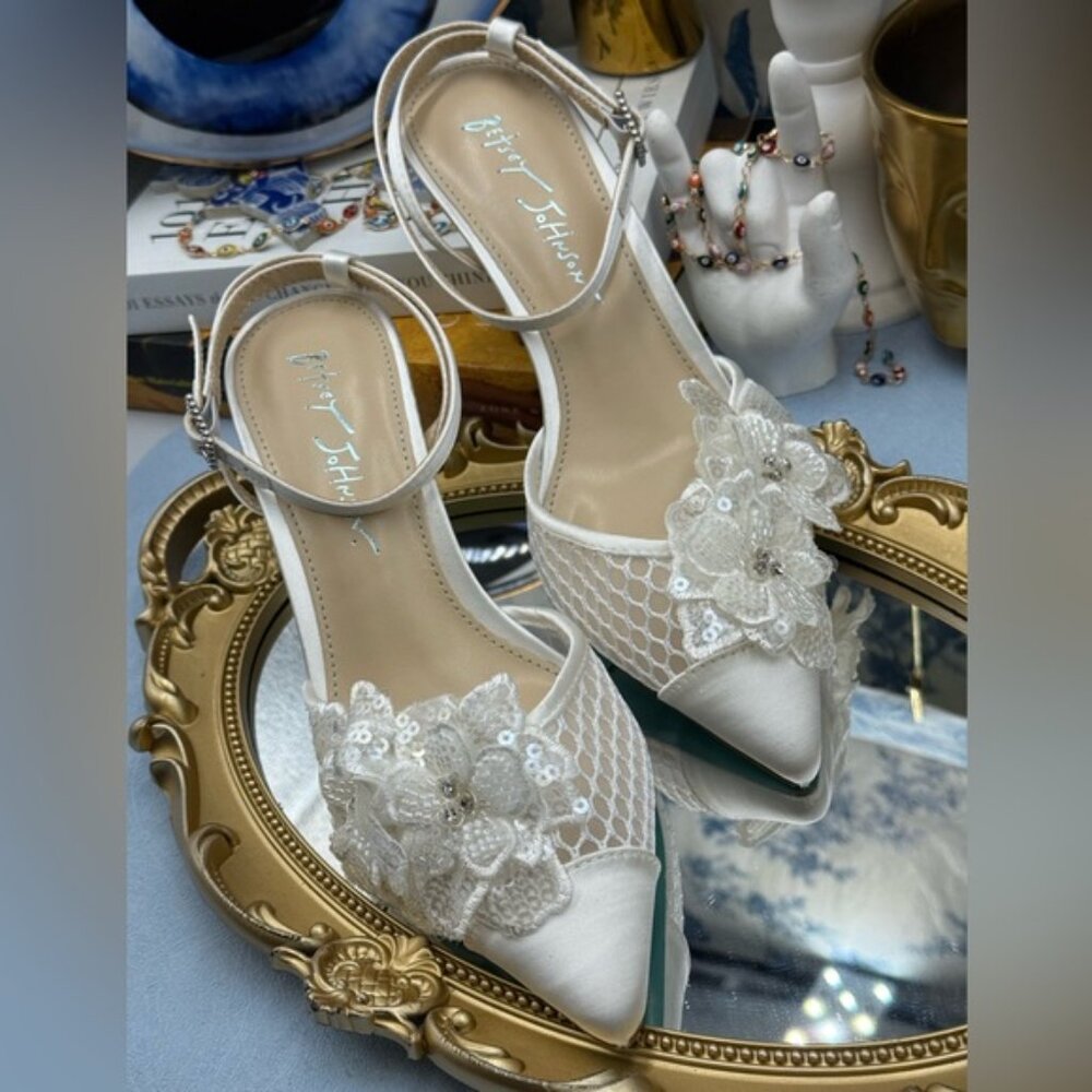 🆕 BETSEY JOHNSON 🧿 NWOB Susie Ivory Mesh Floral Embroidered Pump, Sz US 7 - Picture 8 of 15